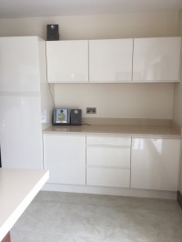 Gloss Ivory kitchen with gloss walnut island